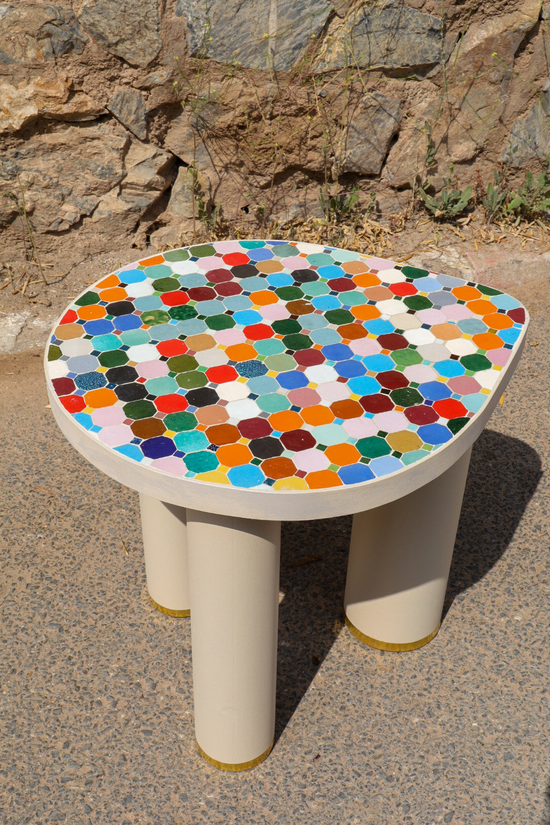 Table d’appoint en Zellige multicolore forme abstraite  design et  moderne pieds tubulaires couleur crème finition laiton 