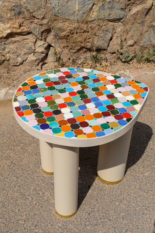 Table d’appoint en Zellige multicolore forme abstraite  design et  moderne pieds tubulaires couleur crème finition laiton 