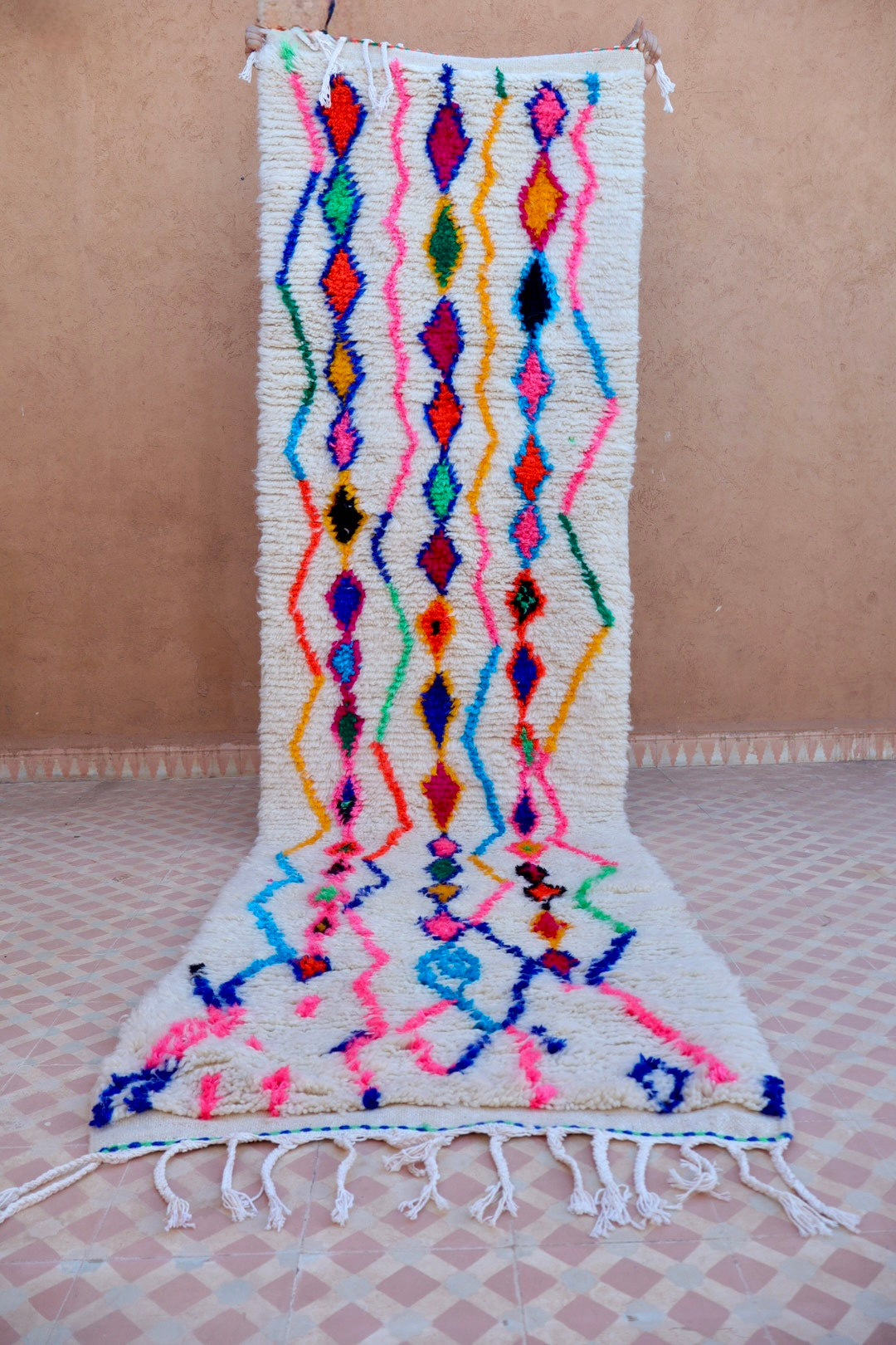 Tapis Berbère Couloir Azilal Blanc à Motifs Colorés Fluos - 300 x 82 cm Néda