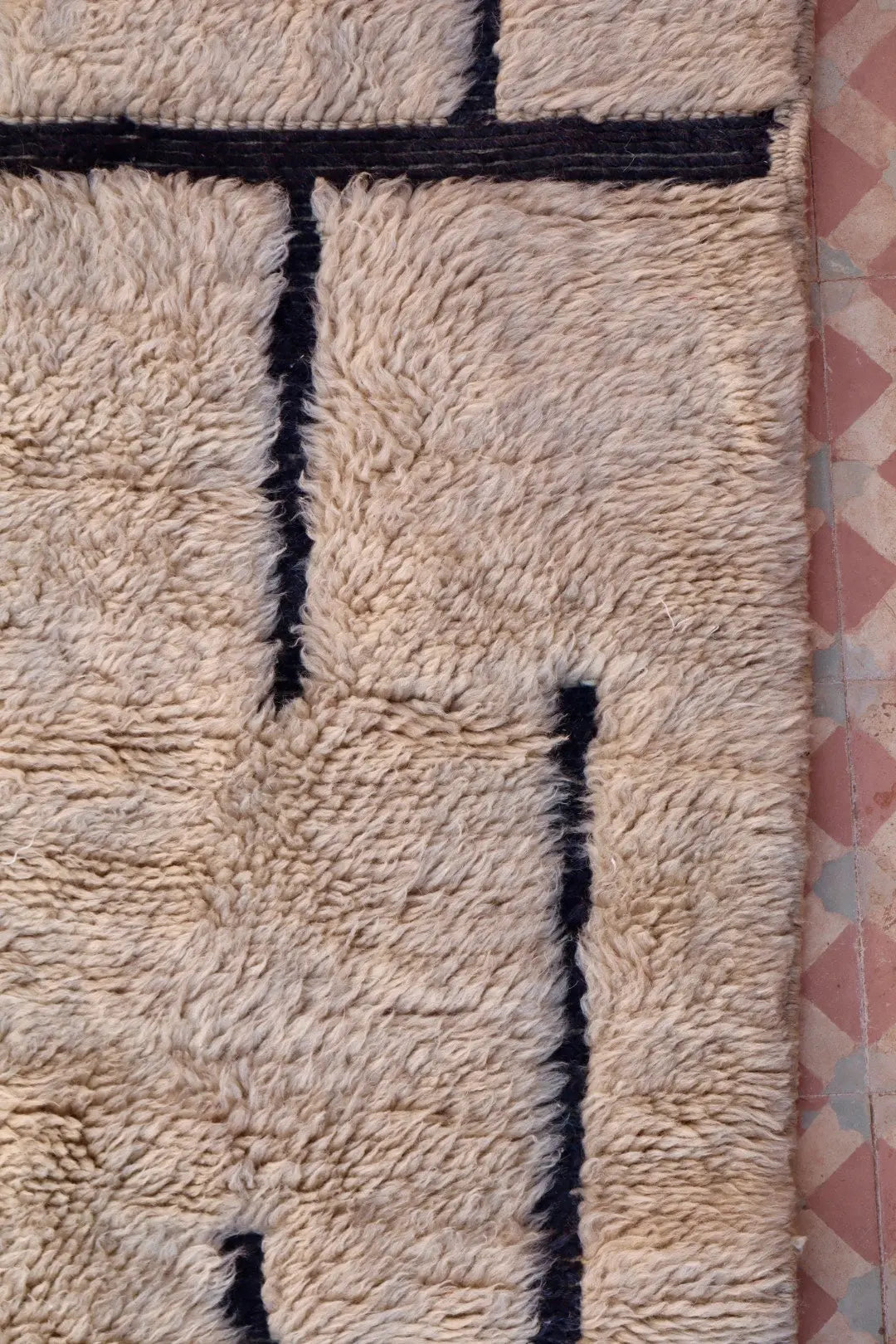 Tapis Berbère Mrirt Foncé Motifs Abstraits Reliefs Noirs - 311 x 200 cm Néda