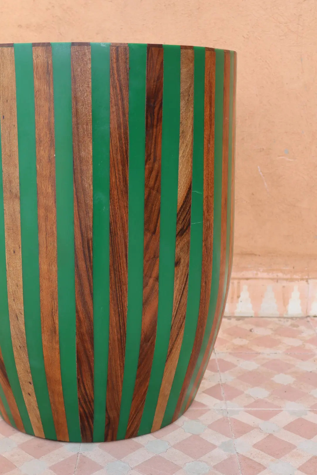 Mesa Auxiliar Circular Rayada Verde y Madera en Marquetería de Madera y Resina- SOLIS Néda