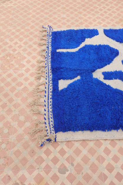 Tapis Berbère Béni Ouarain Moderne Bleu Klein À Reliefs - 182 x 120 cm Modèle Signature Néda