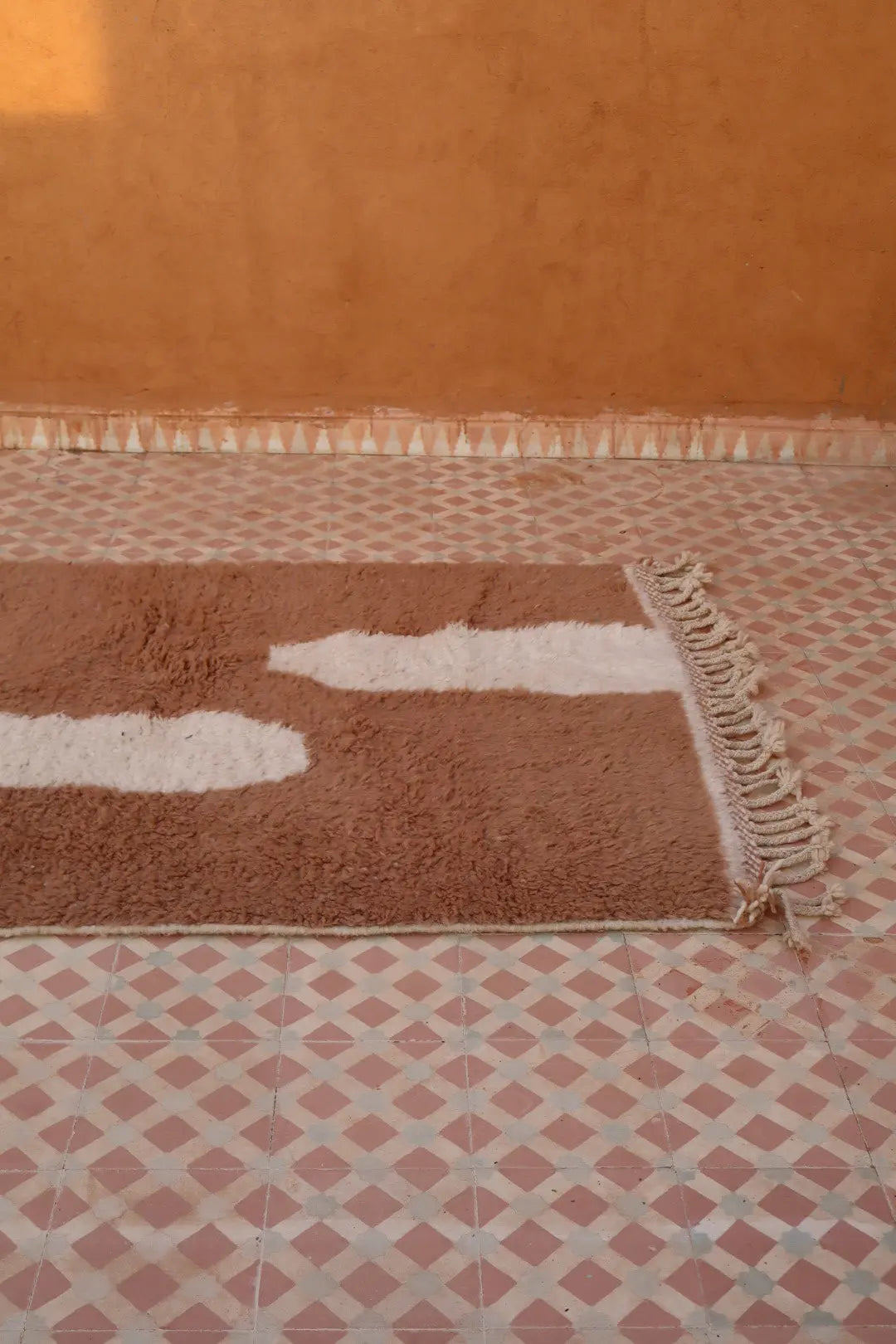 Tapis Berbère Béni Ouarain Moderne Beige Foncé Blanc - 160 x 110 cm Néda