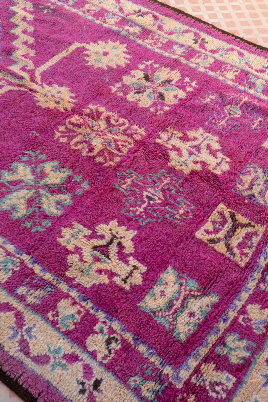 Grand et long tapis berbère marocain antique boujad vintage magenta violet à motifs beiges bleu ciel et violet fait main en laine unique 