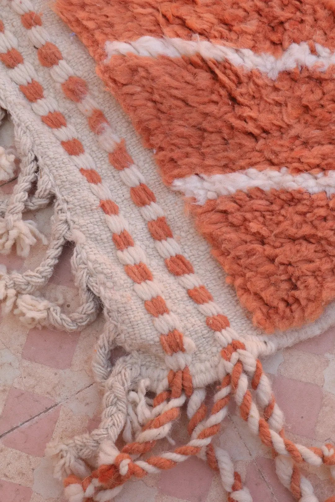 Tapis Berbère Coloré Terracotta et Blanc Béni Ouarain- 288 x 195 cm Néda