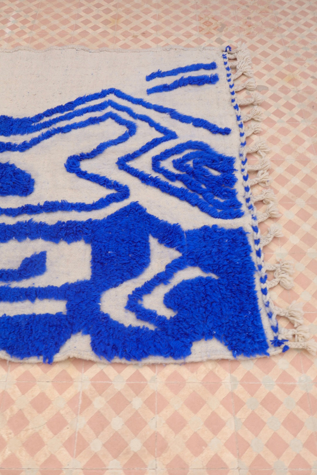 Tapis Berbère Béni Ouarain Moderne Bleu Klein À Reliefs Abstrait - Modèle signature - 260 x 141 cm Néda