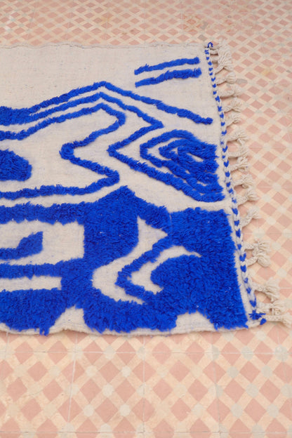 Tapis Berbère Béni Ouarain Moderne Bleu Klein À Reliefs Abstrait - Modèle signature - 260 x 141 cm Néda