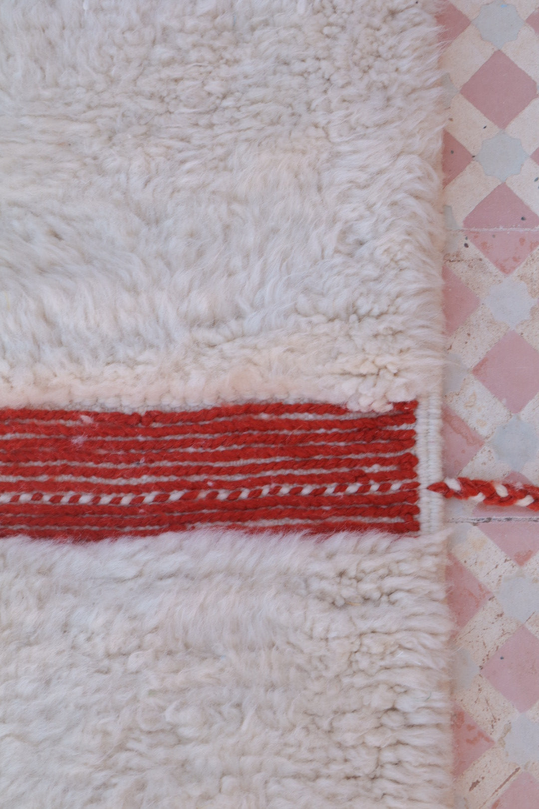 Beni Ouarain Modern White Berber Rug with Red Reliefs - 318 x 220 cm