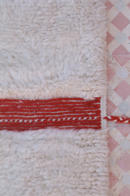 Beni Ouarain Modern White Berber Rug with Red Reliefs - 318 x 220 cm