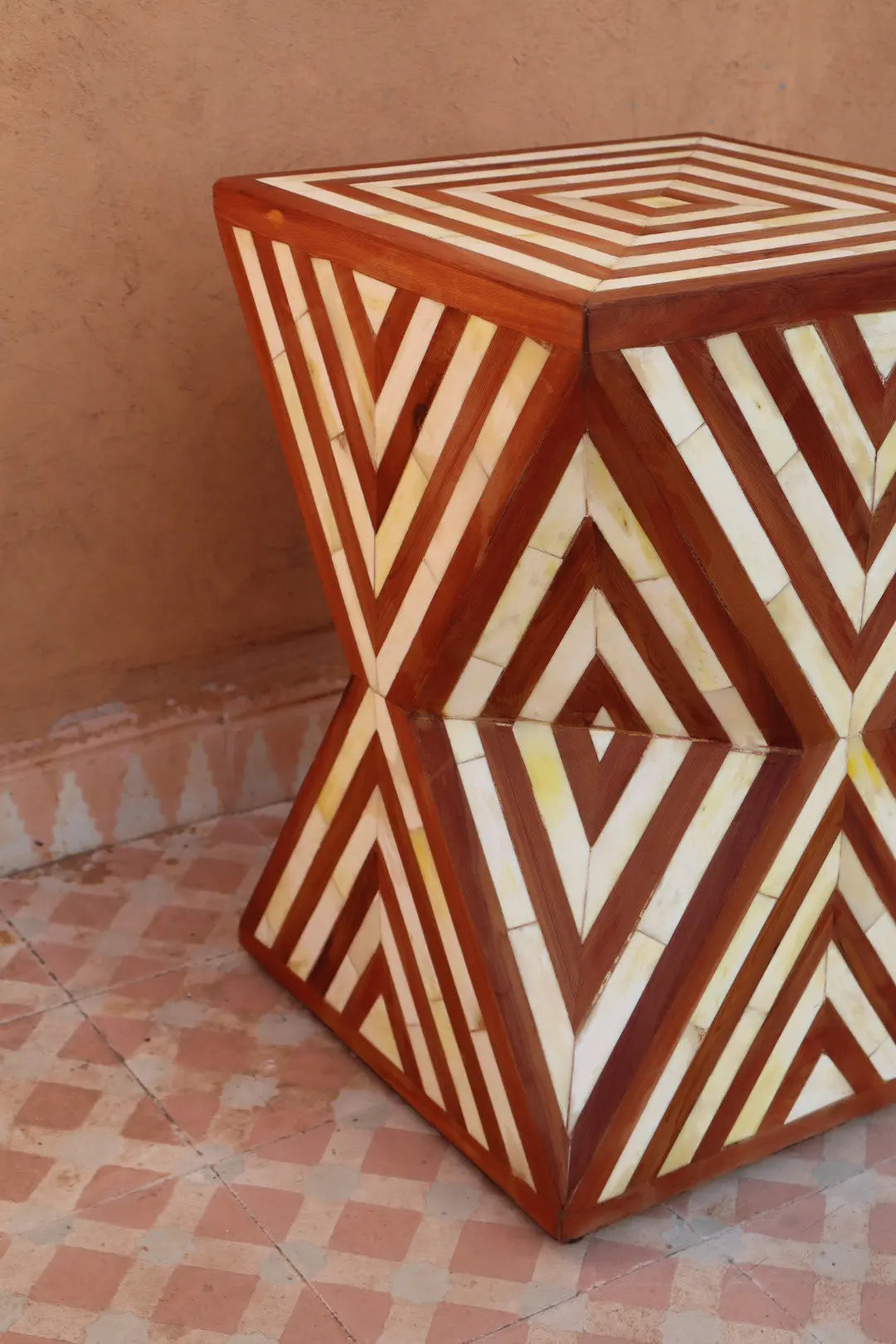 Table d’Appoint Sculpturale en Maqueterie Bois et Os- DONA Néda