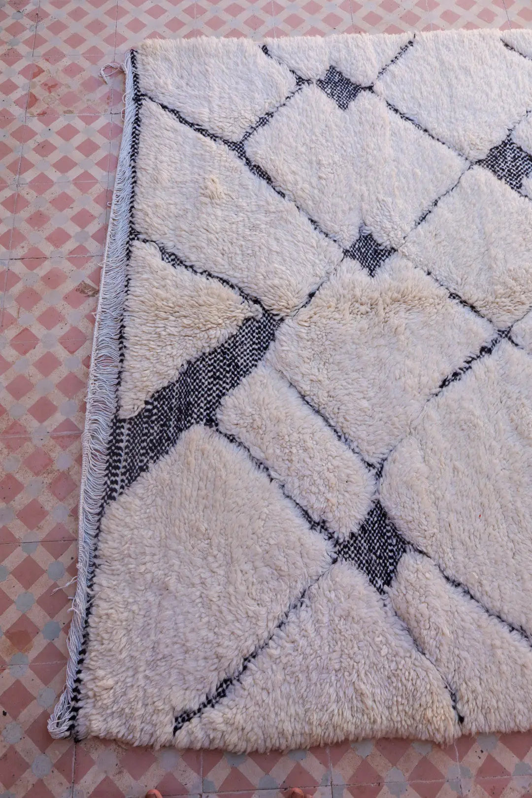 Tapis Berbère Béni Ouarain Blanc et Noir Moderne - 241x 160 cm Néda