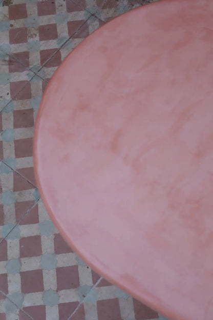 Table Basse Organique en Béton Ciré - « CURVE » Rose Néda