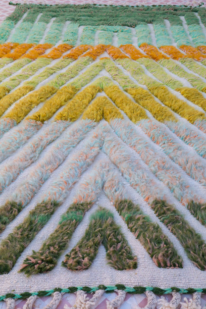 Tapis marocain berbère en laine béni ouarain dégradés de vert et orange à reliefs moderne