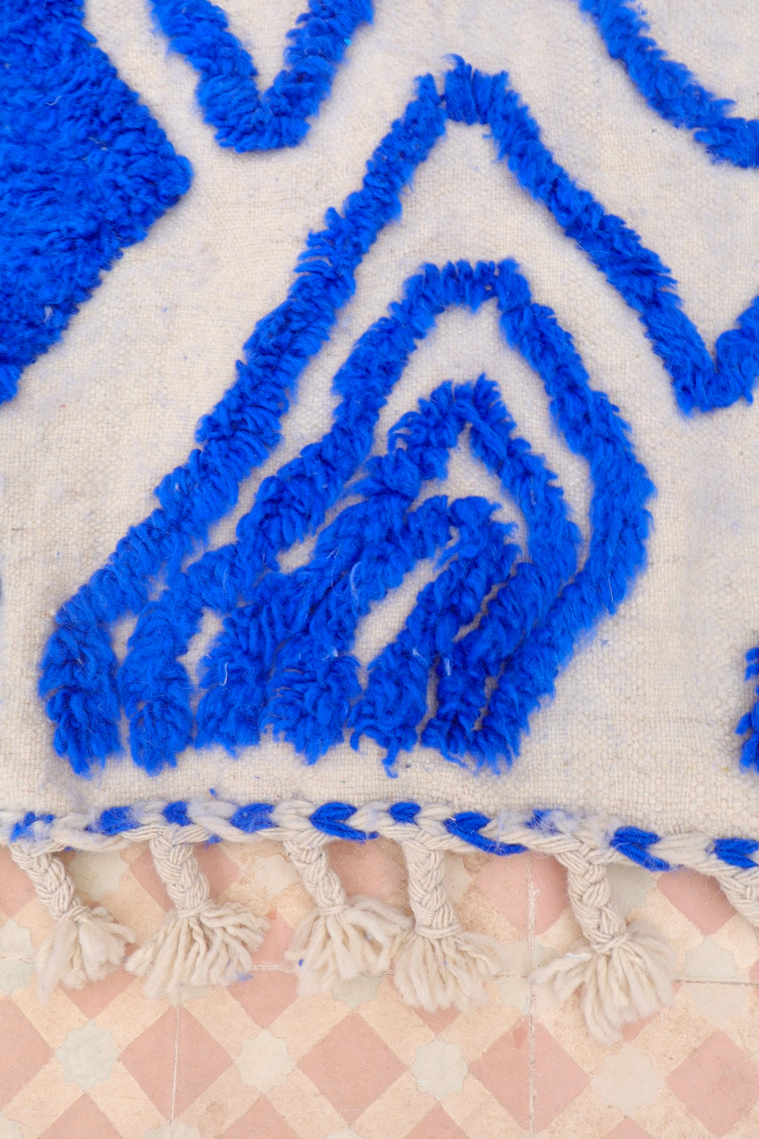 Tapis Berbère Béni Ouarain Moderne Bleu Klein À Reliefs Abstrait - Modèle signature - 260 x 141 cm Néda