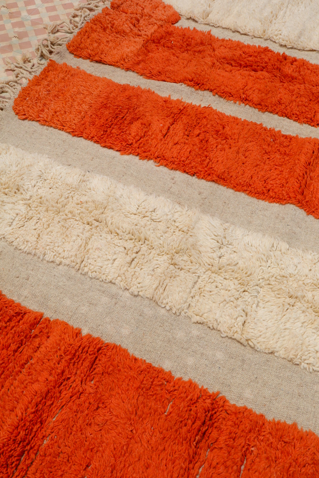 Tapis Berbère Béni Ouarain Moderne Coloré Orange et Blanc À Reliefs - 300 x 250 cm Néda