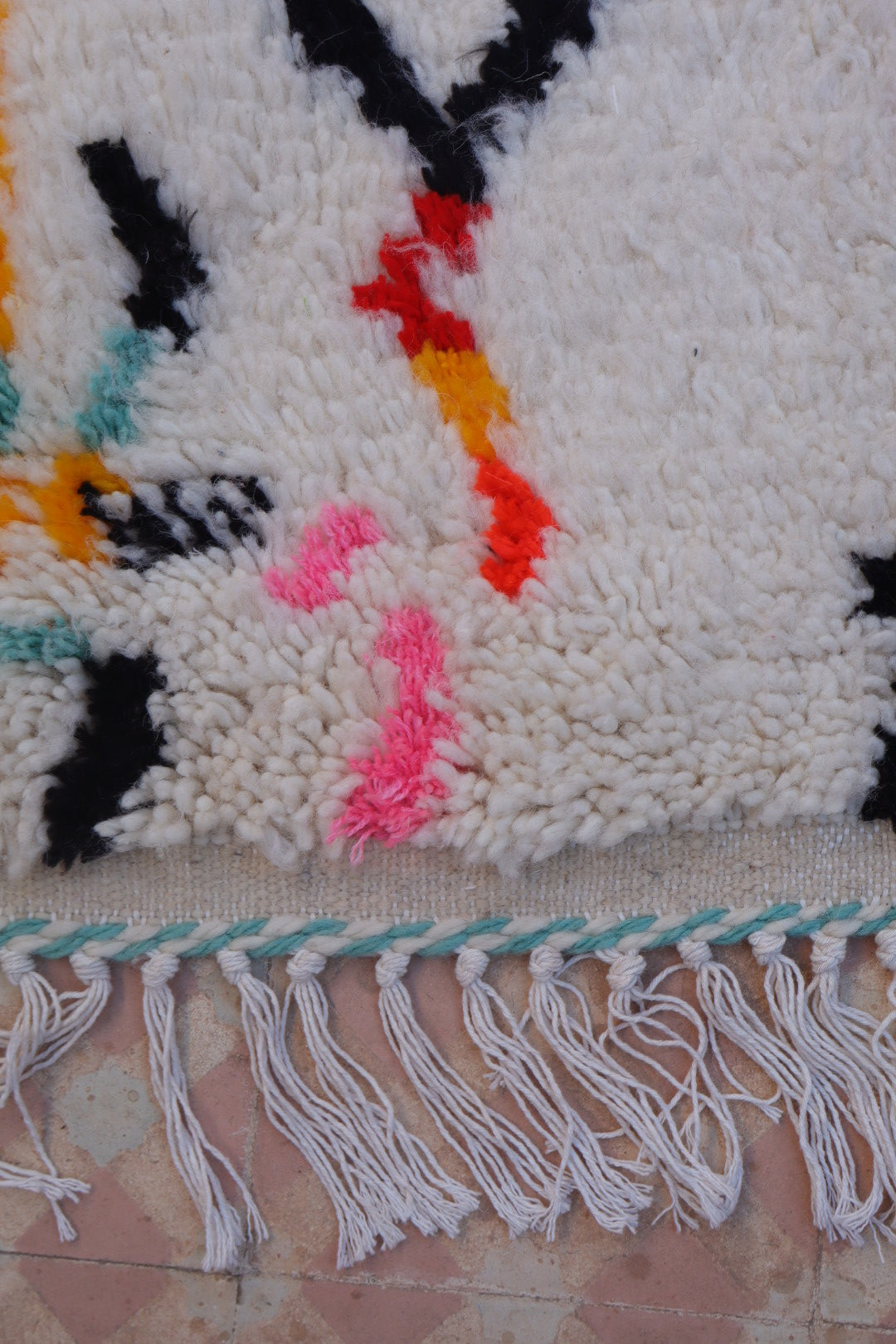 Tapis Berbère Azilal Blanc Motifs Losanges Colorés et Fluo- 149  x 104 cm Néda