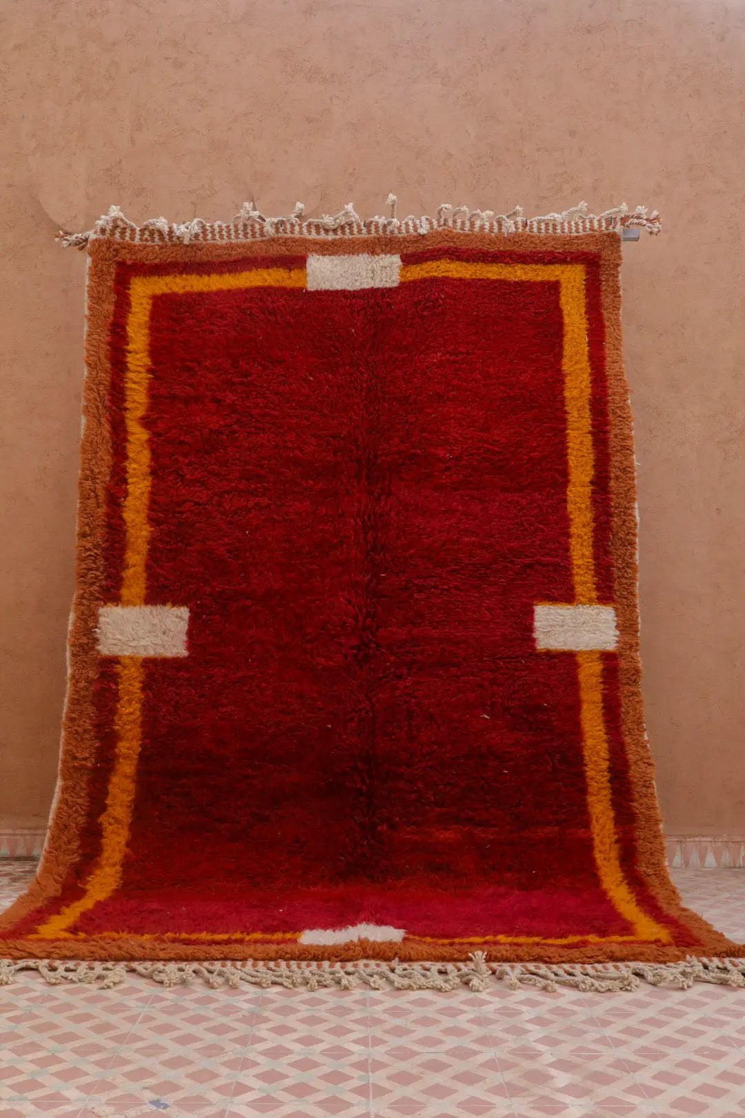 Tapis Berbère Béni Ouarain Minimaliste Coloré couleur Cerise Bordeaux Jaune Moutarde Marron Blanc - 259 x 165 cm Néda