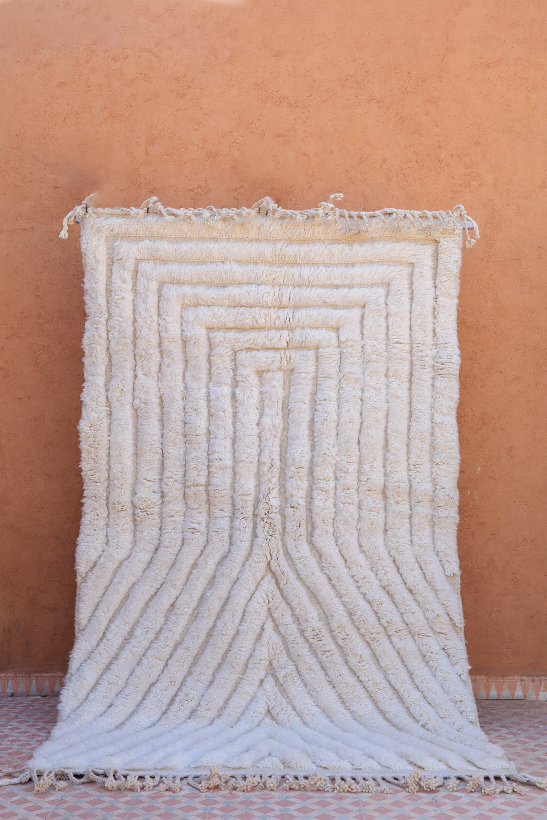 White Beni Ouarain Berber carpet with relief patterns - 246 x 147 cm