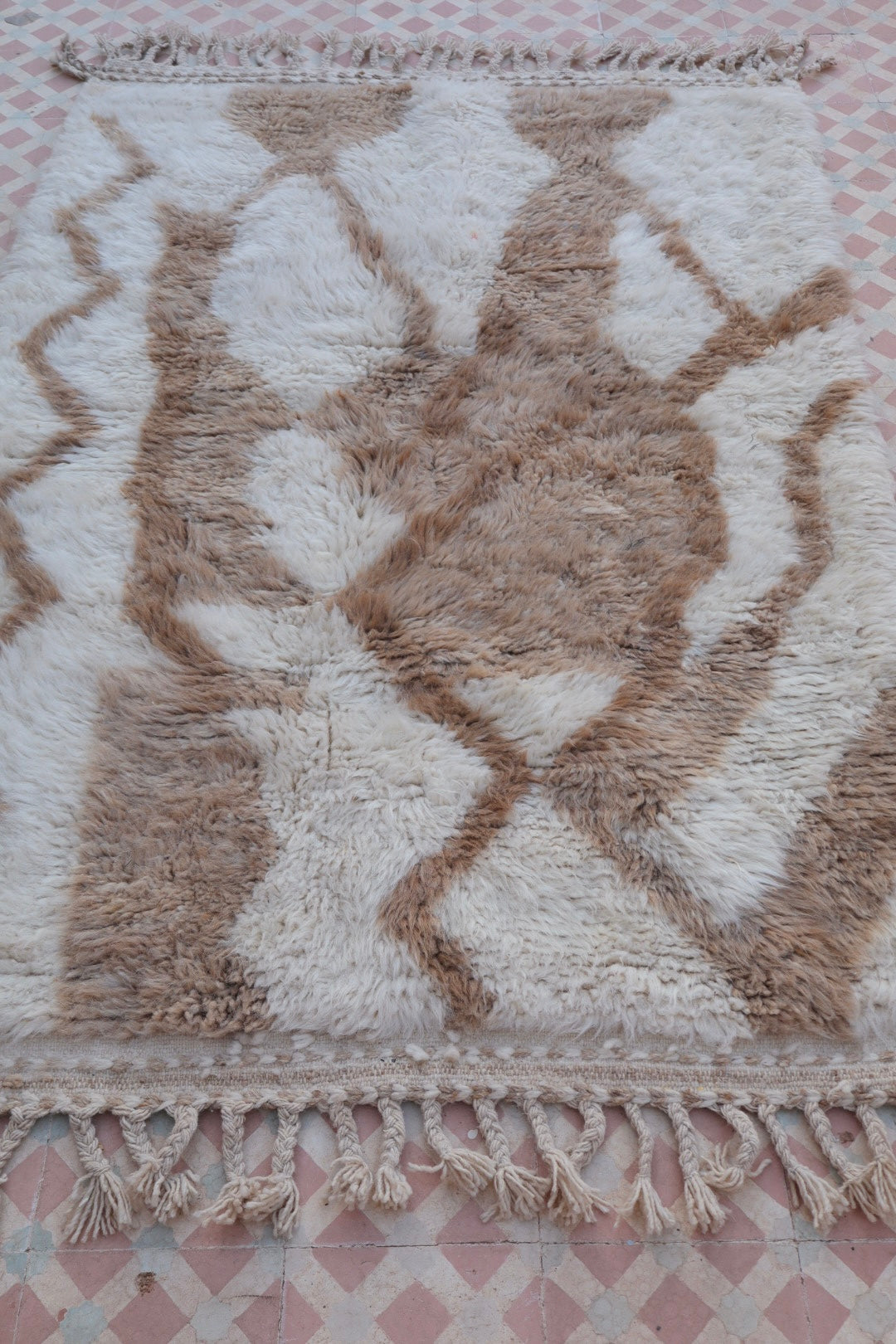 Tapis Berbère Béni Ouarain Blanc à Motifs Abstraits Beige Foncé - 261 x 111 cm