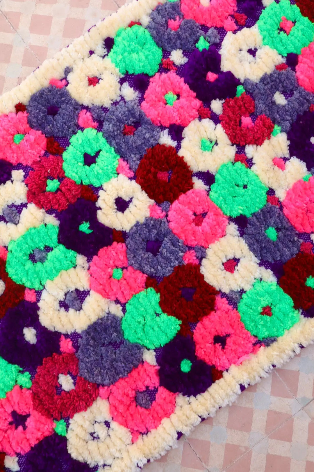 Tapis Berbère Couloir Azilal Violet à Motifs Reliefs Multicolores -300 x 77 cm Néda