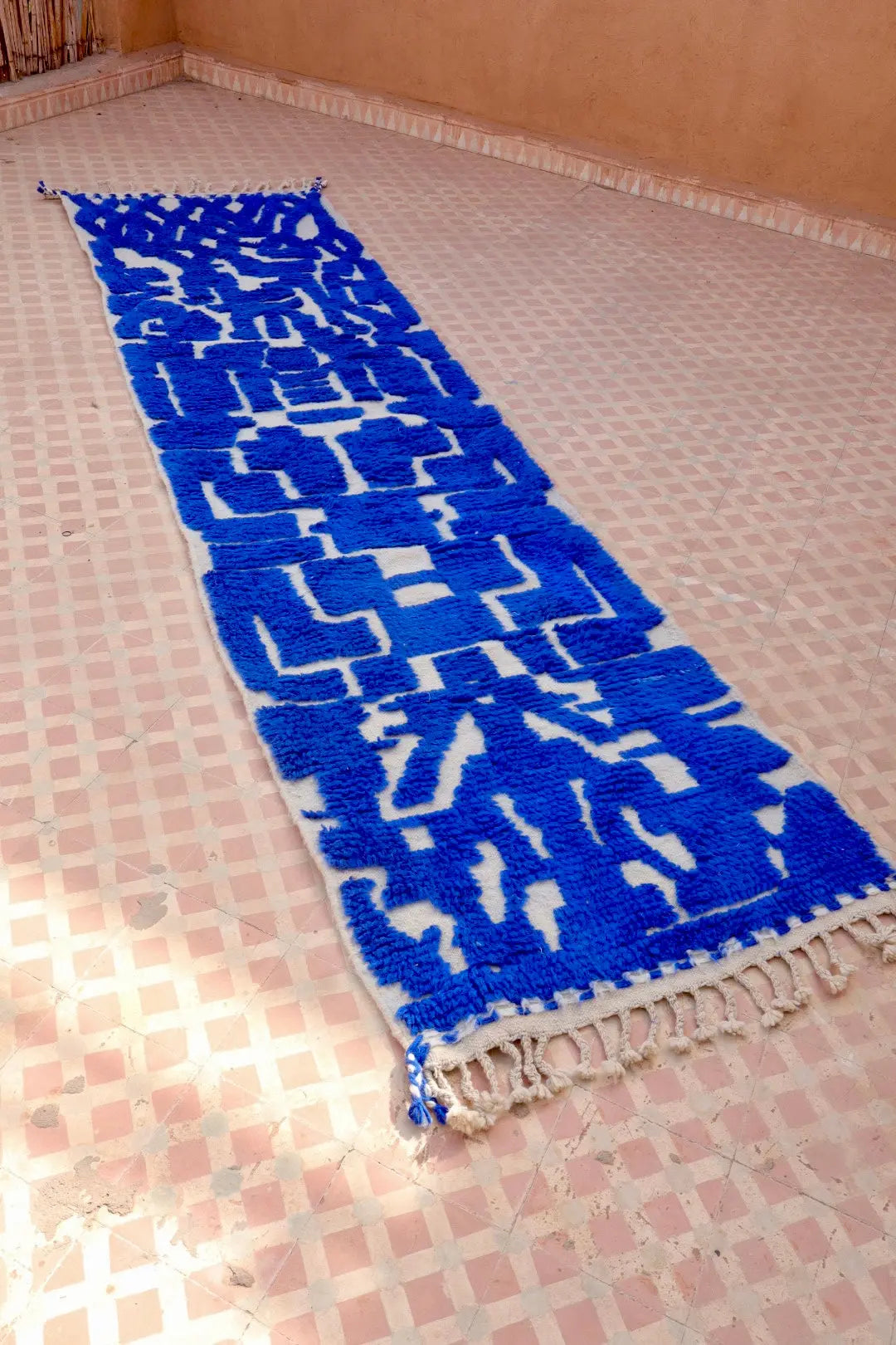 Tapis Berbère Couloir Béni Ouarain Bleu Klein en Reliefs- 307 x 82 cm Néda