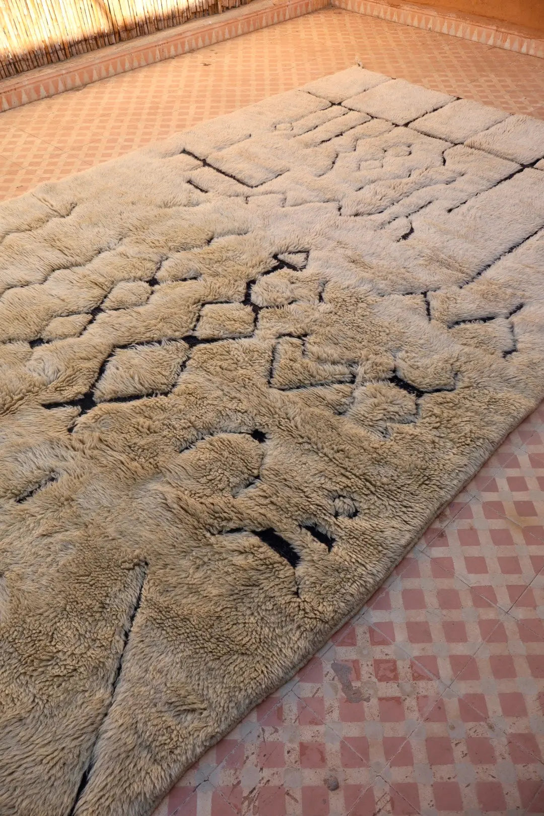 Tapis Berbère Mrirt Foncé Motifs Abstraits Reliefs Noirs - 311 x 200 cm Néda