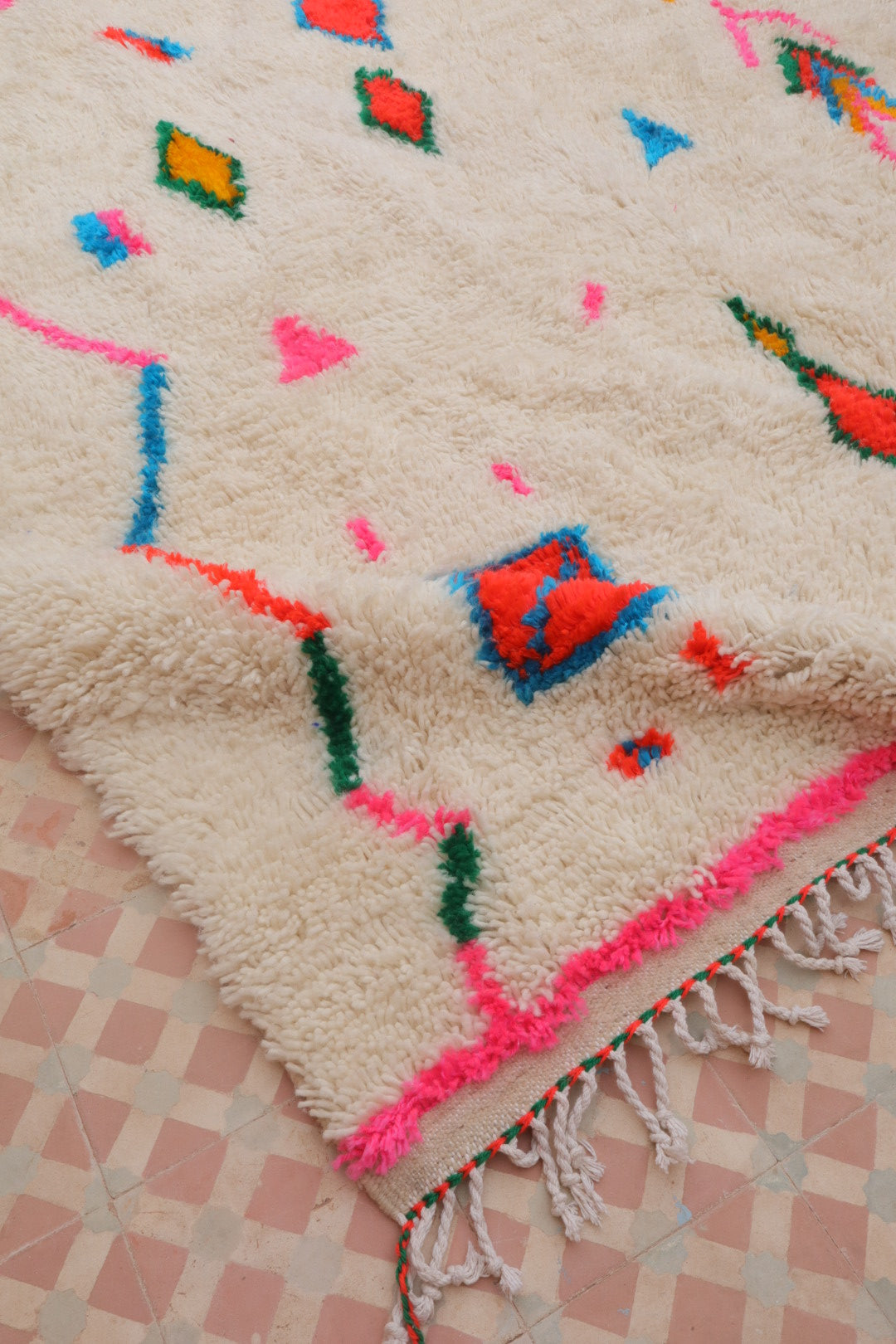 rug Berber Azilal White with Fluorescent Colored Patterns Pink Fluorescent Edges- 310 x 194 cm 