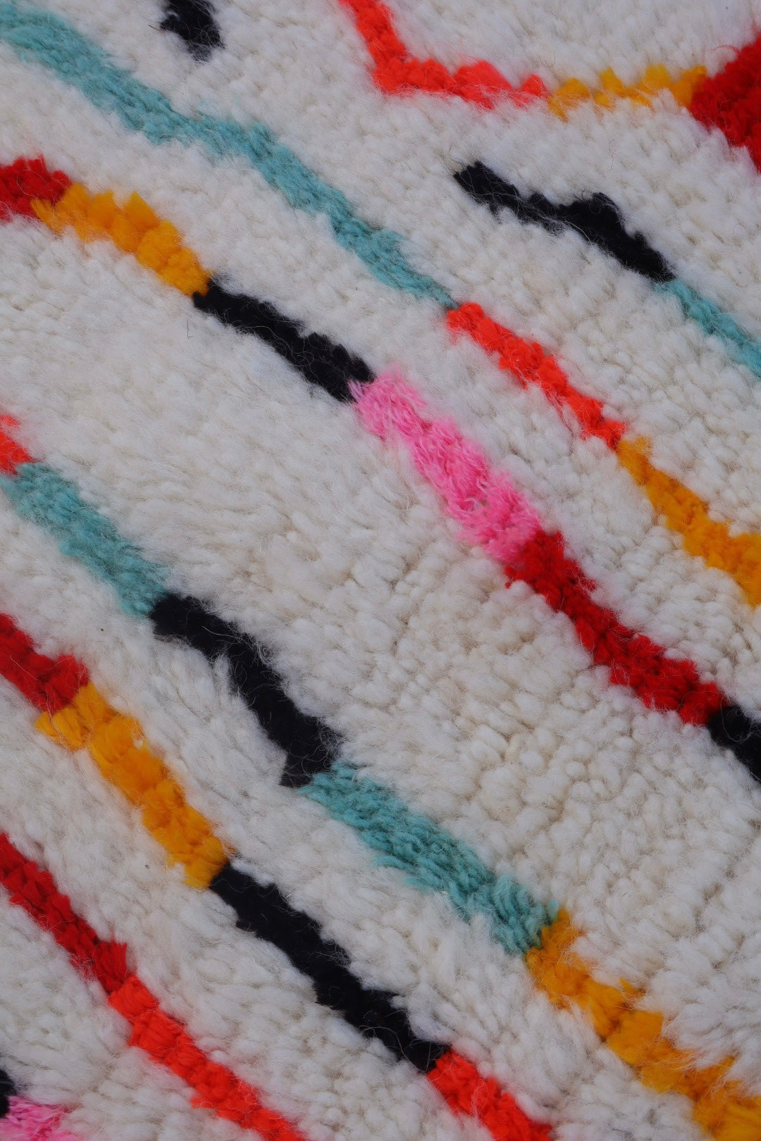 Tapis Berbère Azilal Blanc Motifs Losanges Colorés et Fluo- 149  x 104 cm Néda