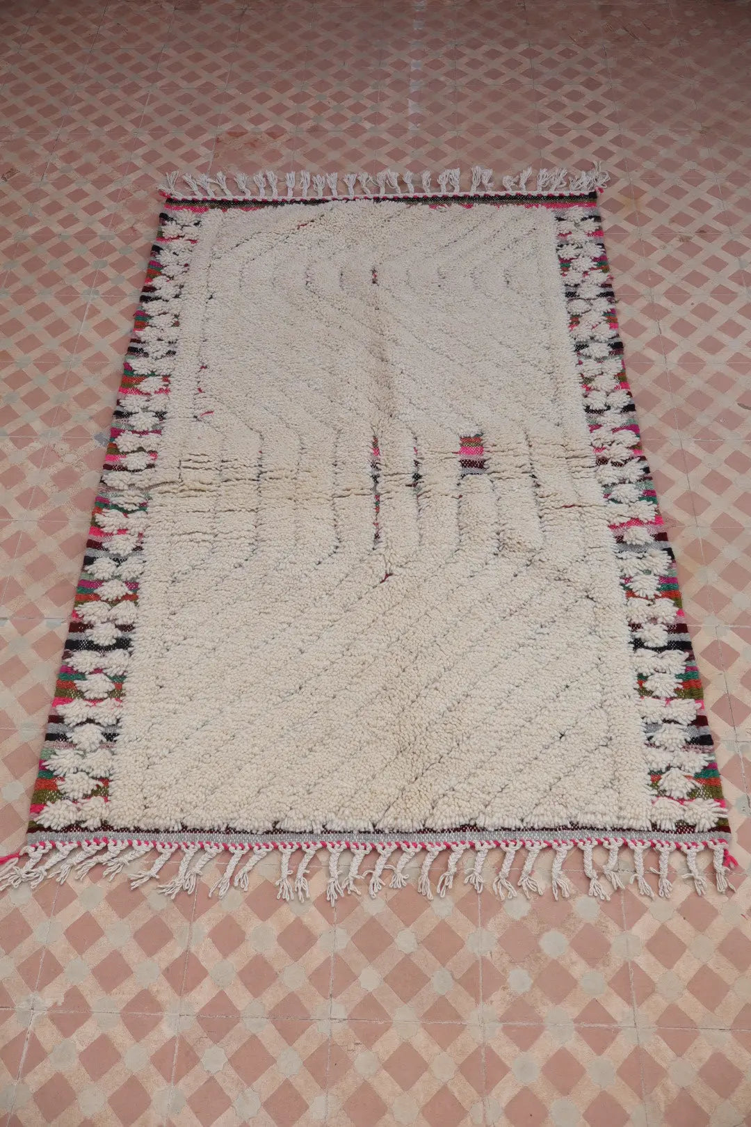 Tapis Berbère Béni Ouarain Blanc et Multicolore Reliefs - 154 x 102 cm Néda