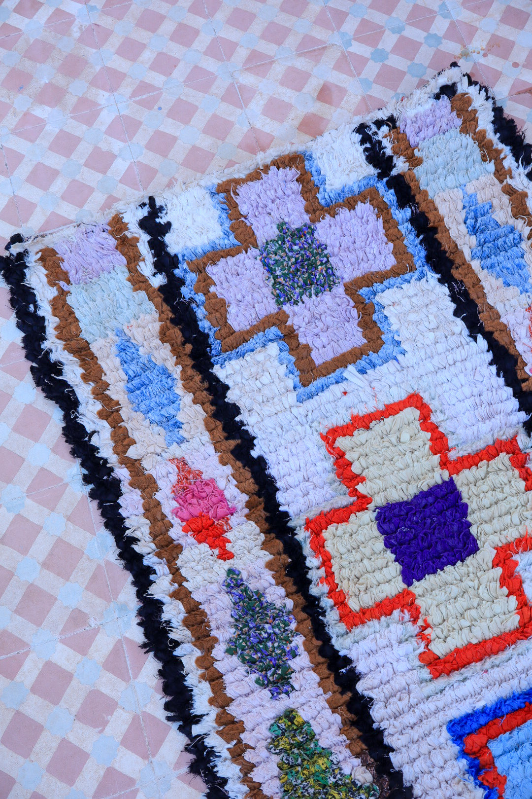 tapis marocain boucherouite de couloir blanc à motifs multicolore, tapis marocain boucherouite de couloir blanc et coloré, tapis de couloir upcycling, tapis berbère boucherouite de couloir, tapis berbère boucherouite long et coloré 