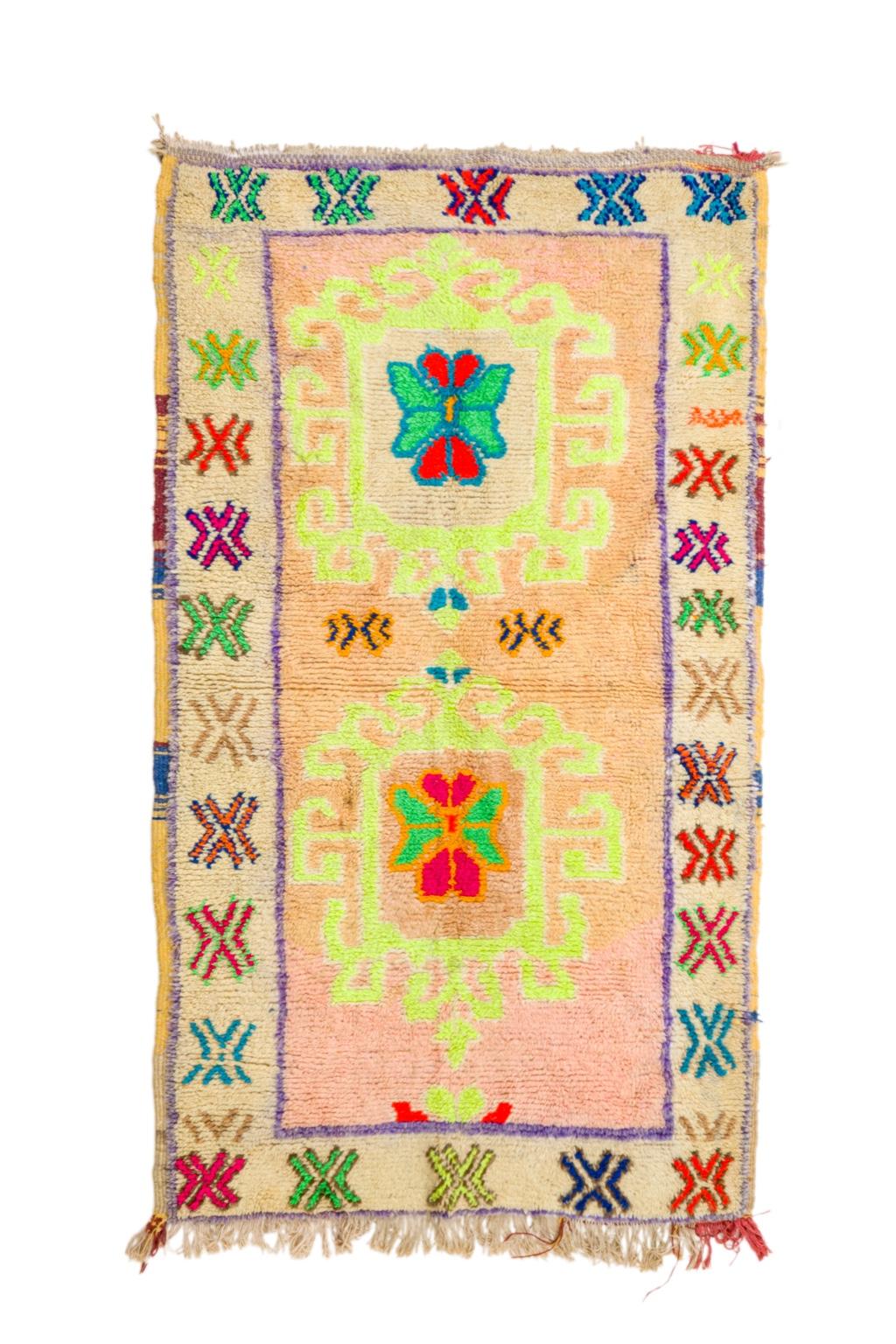 Tapis berbère marocain coloré Azilal ancien beige à motifs fluos multicolore rare bohème chic 