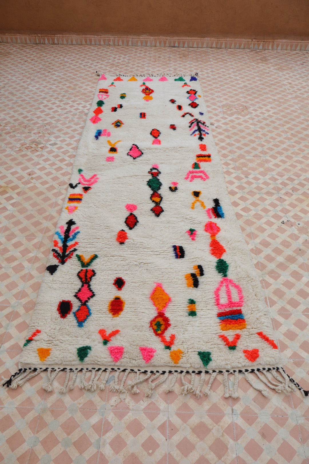 Berberteppich Flur Azilal Weiß mit bunten fluoreszierenden Mustern - 286 x 92 cm Néda