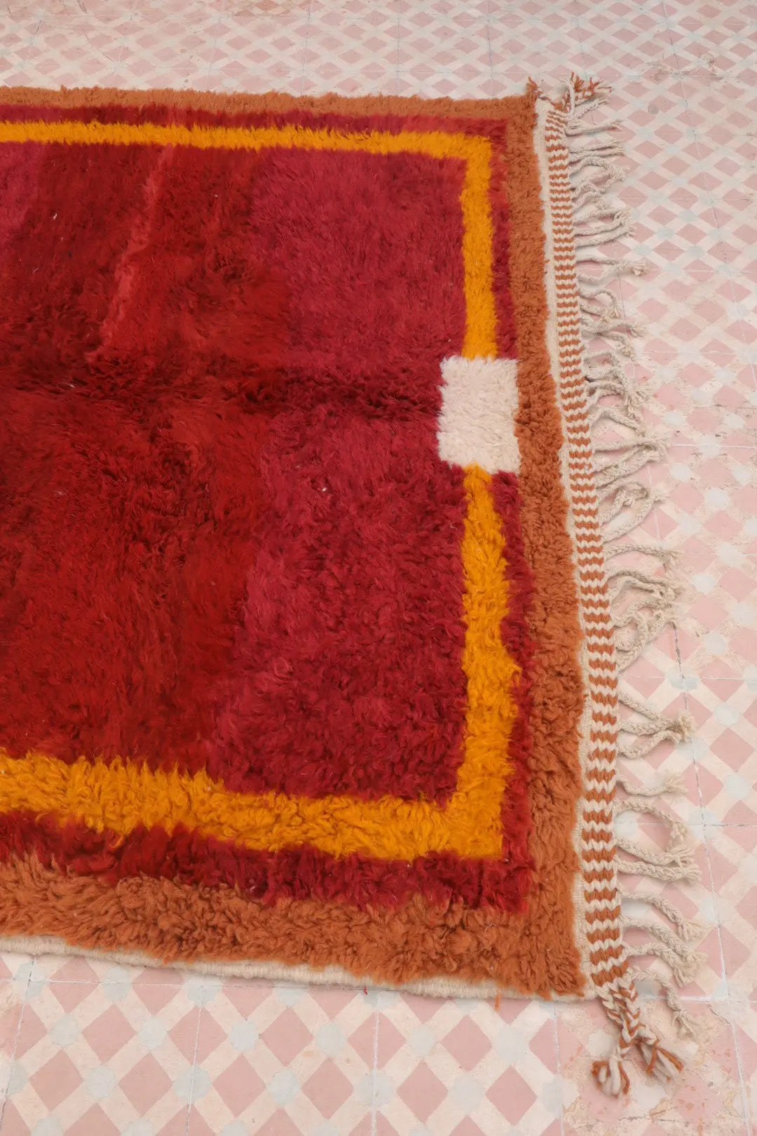 Tapis Berbère Béni Ouarain Minimaliste Coloré Bordeaux Jaune Moutarde Marron Blanc - 259 x 165 cm Néda