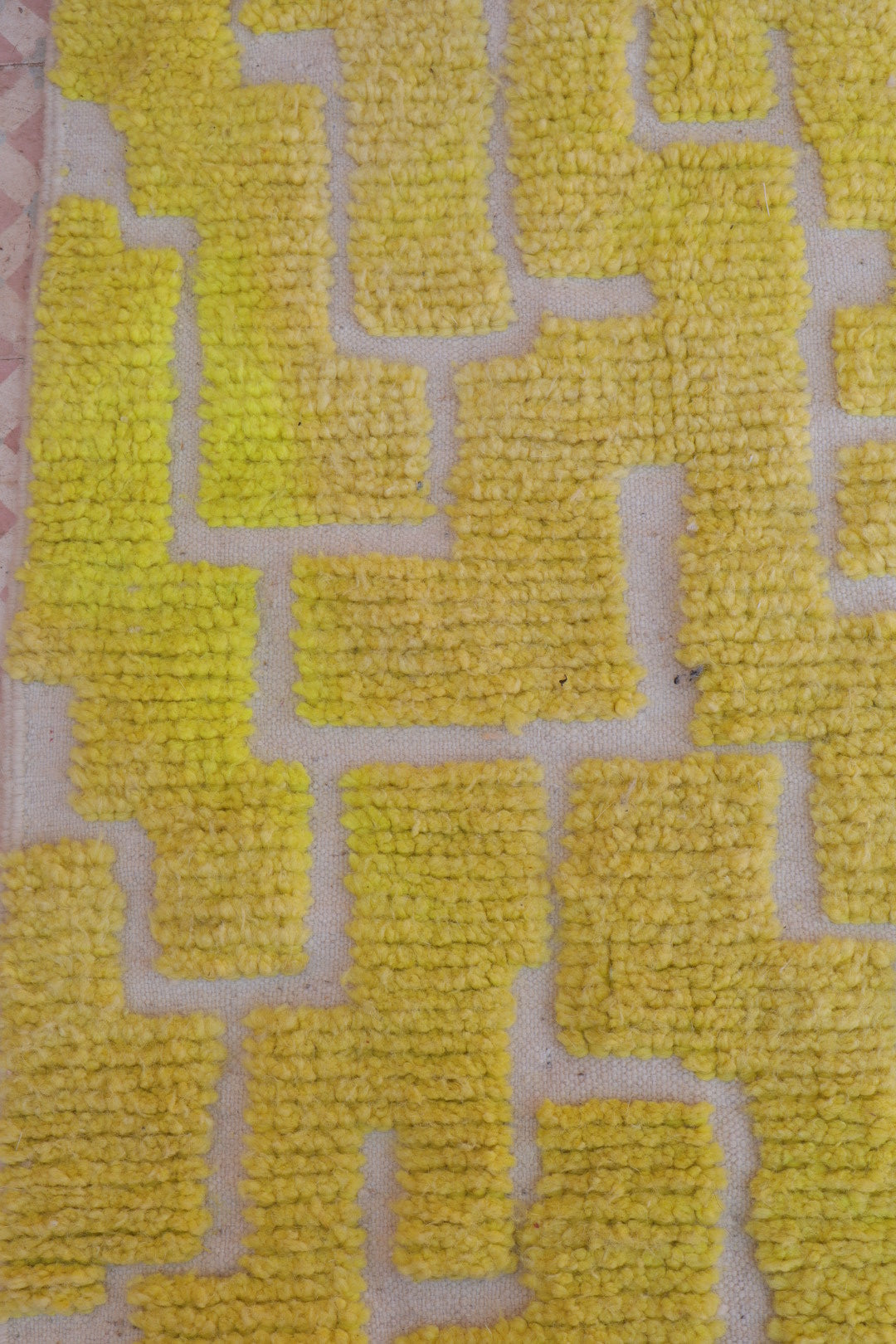 Tapis Berbère Béni Ouarain de Couloir Jaune Citron Motifs Creusés Abstraits- 304 x 80 cm