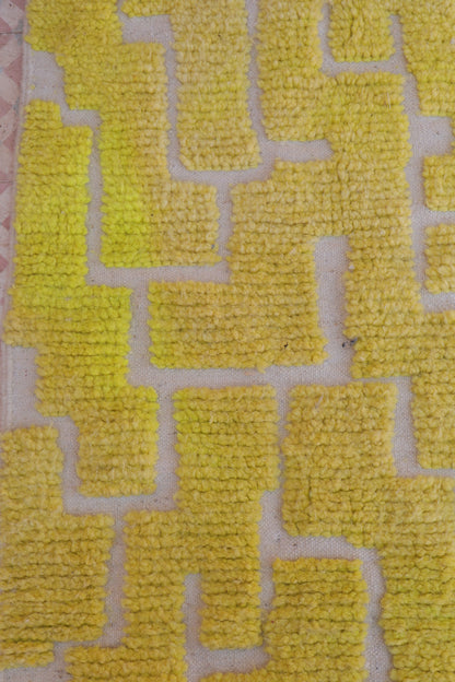 Alfombra béni berber ouarain de patrones de corredor de limón amarillo cavado abstracto- 304 x 80 cm