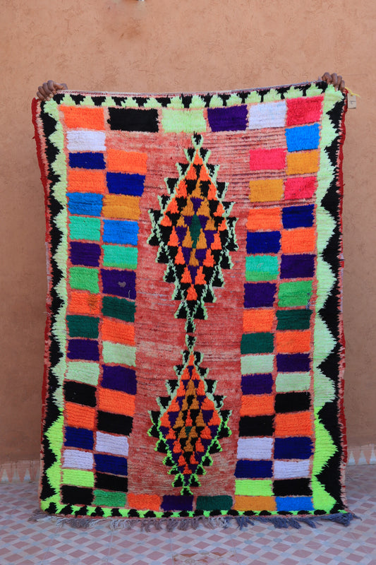 tapis azilal vintage à motifs colorés et fluo, tapis berbère vinatage, descente de lit en laine coloré, tapis berbère multicolore, véritable tapis berbère vintage coloré 