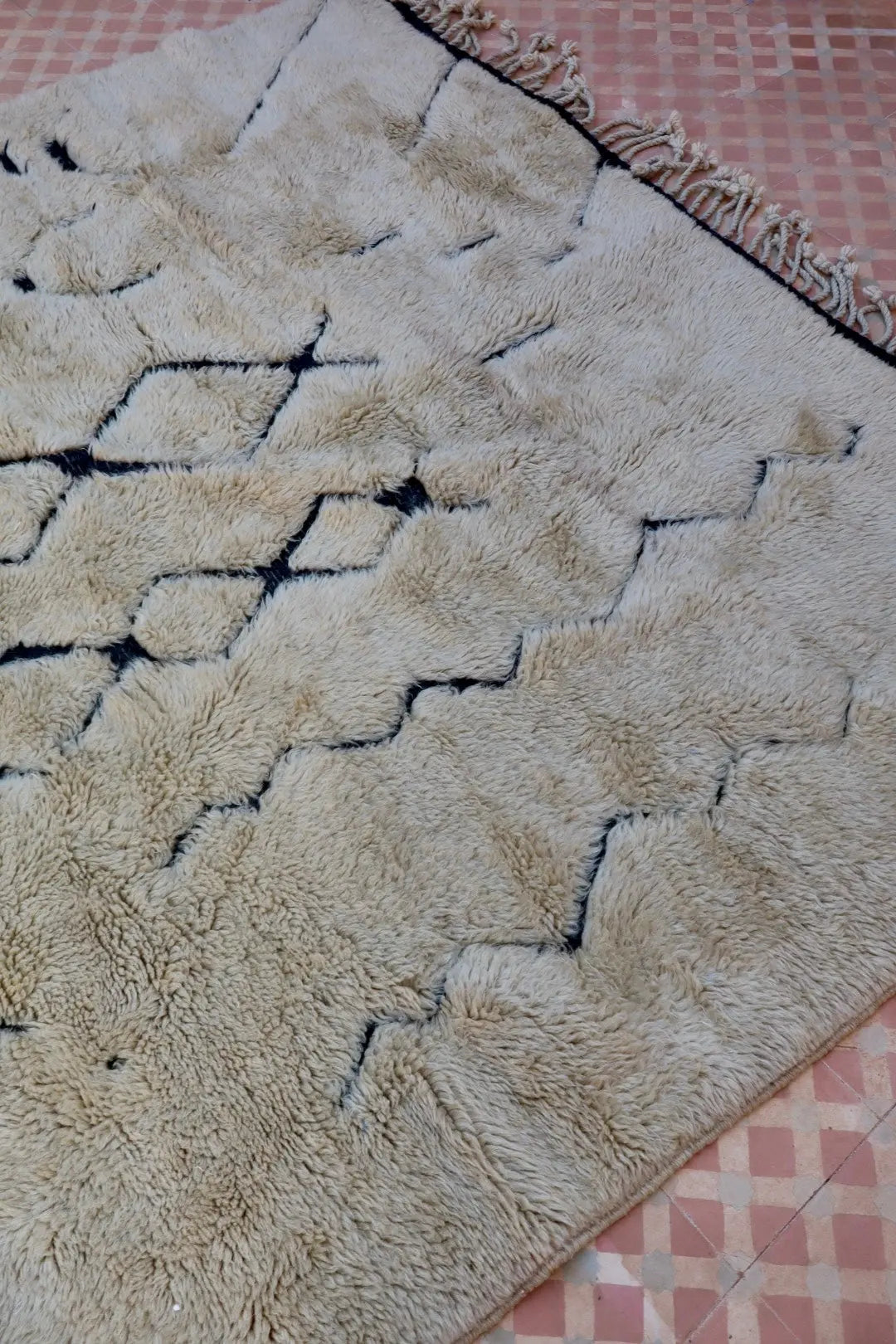 Tapis Berbère Mrirt Foncé Motifs Abstraits Reliefs Noirs - 311 x 200 cm Néda