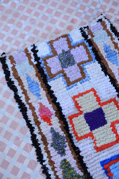 tapis marocain boucherouite de couloir blanc à motifs multicolore, tapis marocain boucherouite de couloir blanc et coloré, tapis de couloir upcycling, tapis berbère boucherouite de couloir, tapis berbère boucherouite long et coloré 