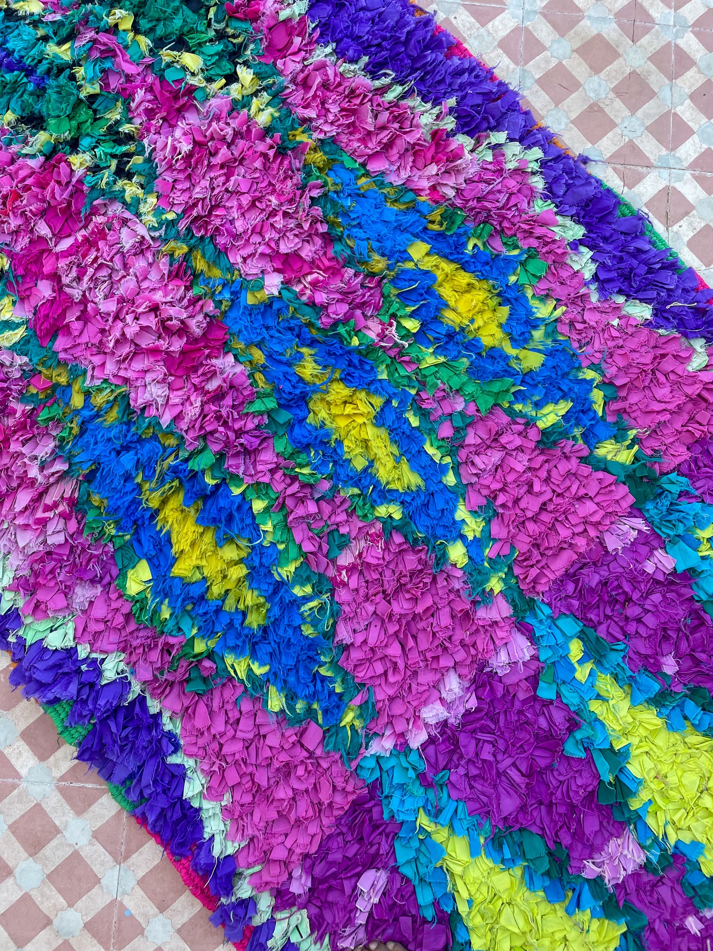 tapis berbère boucherouite de couloir rose et violet à motifs fluo, tapi sberbère de couloir fait-main upcyclé, tapis berbère coucherouite de couloir rose et violet 