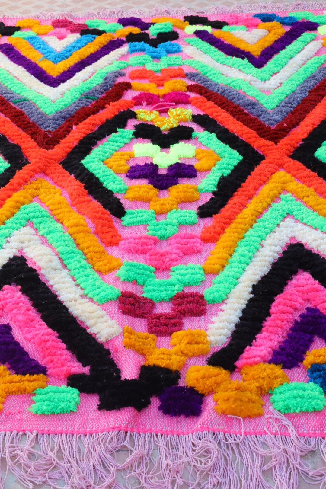 Tappeto Berbero Colorato Rosa Motivi Fluo- 190 x 142 cm Néda