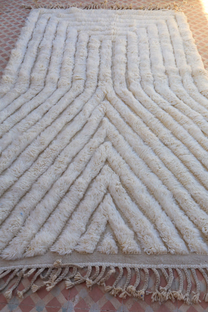 White Beni Ouarain Berber carpet with relief patterns - 246 x 147 cm