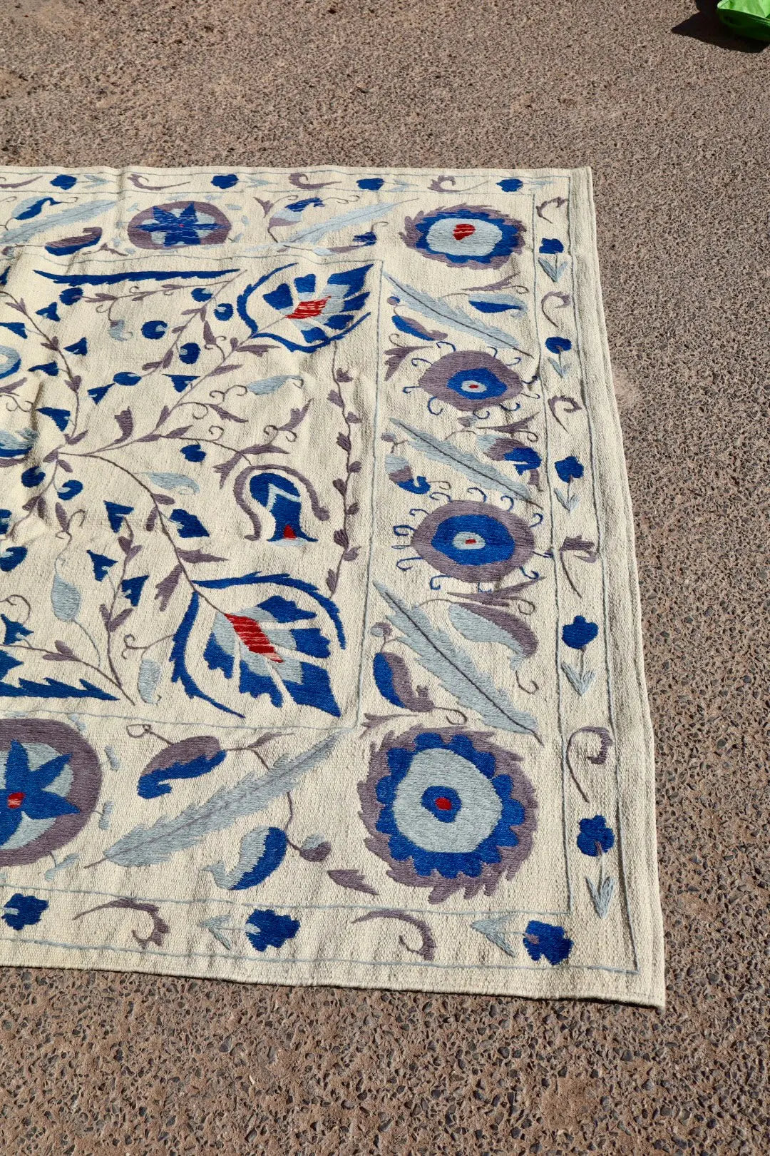 Tapis Kilim Suzani Blanc Bleu – 240x 170 cm Néda