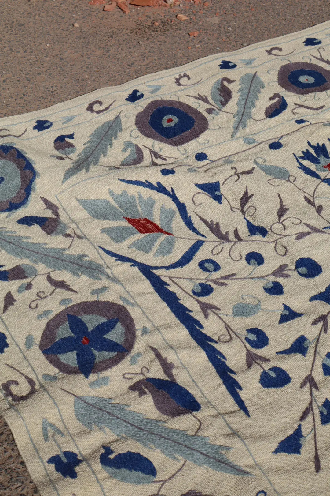 Tapis Kilim Suzani Blanc Bleu – 240x 170 cm Néda