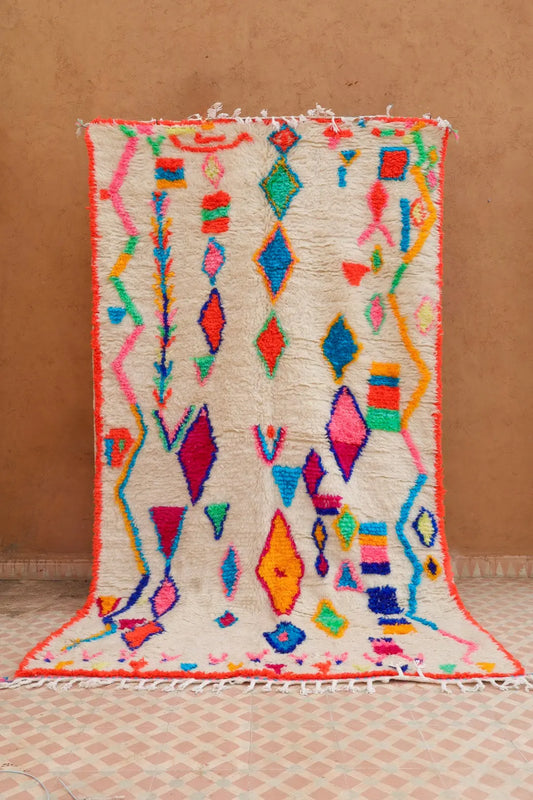 Tapis Berbère Azilal Blanc à Motifs Colorés Fluos Bords Rouge Fluo- 158 x 147 cm Néda
