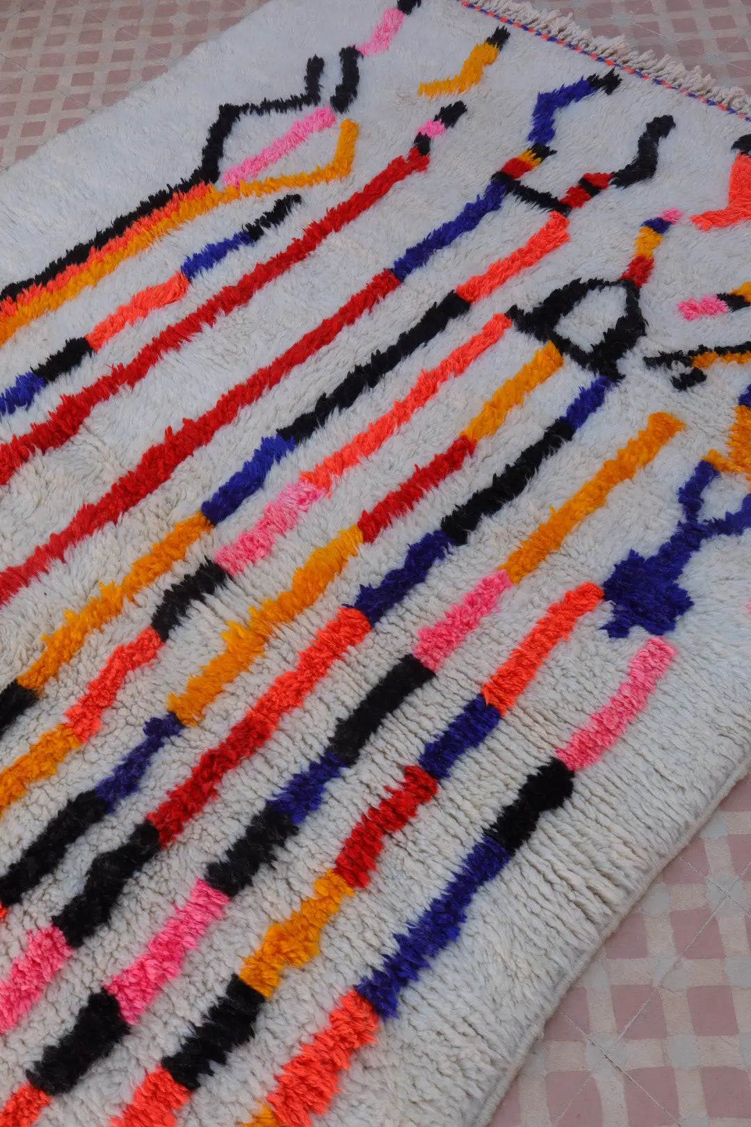 Tapis Berbère Azilal Blanc Motifs Colorés et Fluo- 236 x 153  cm Néda