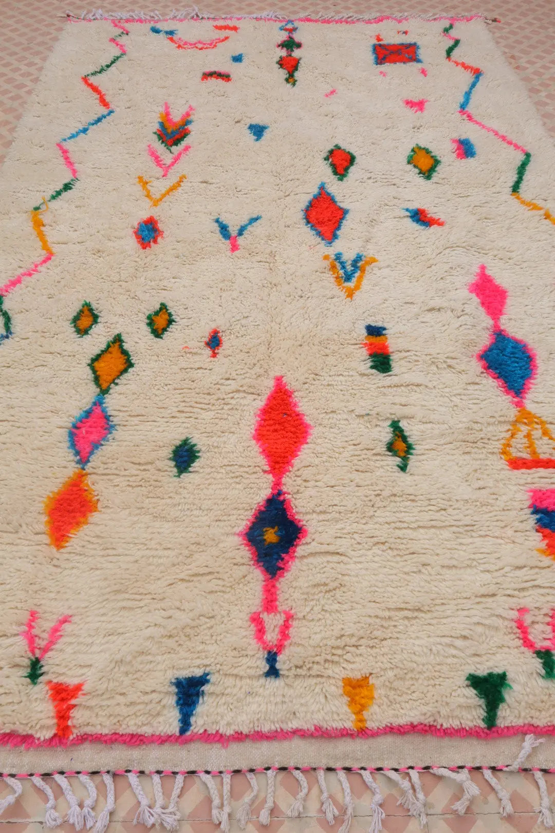 سجادة بربرية ملونة بيضاء بنقوش متعددة الألوان وحواف وردية - أزيلال نيدا