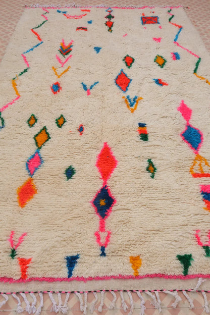 سجادة بربرية ملونة بيضاء بنقوش متعددة الألوان وحواف وردية - أزيلال نيدا