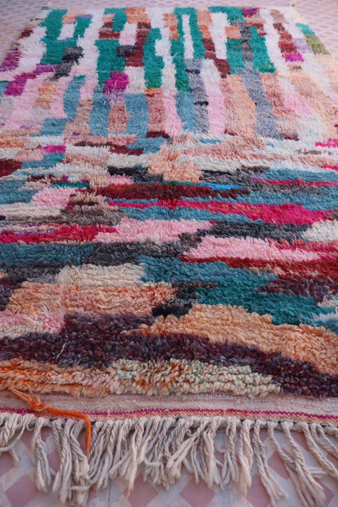 Tapis berbère boujad design abstrait et moderne multicolore aux couleurs chaudes terracotta vert et rose bohème chic moderne  tapis marocain coloré et moderne unique 