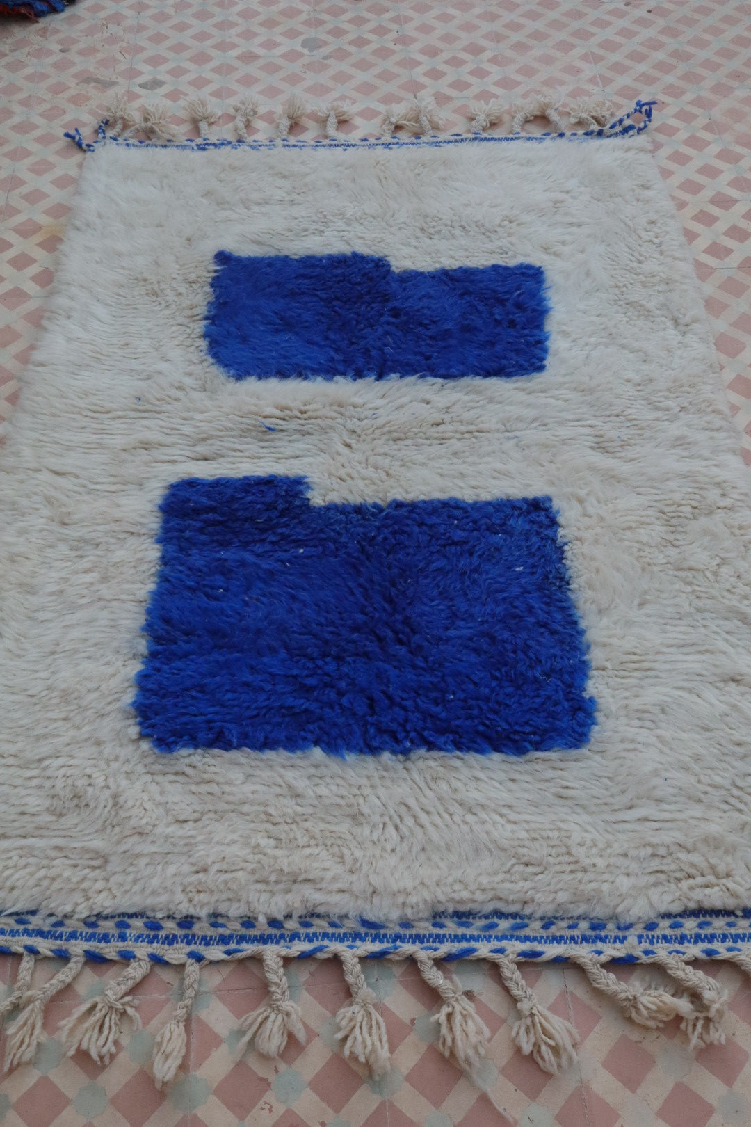 Alfombra bereber moderna Beni Ouarain blanca y azul Majorelle - 162 x 111 cm