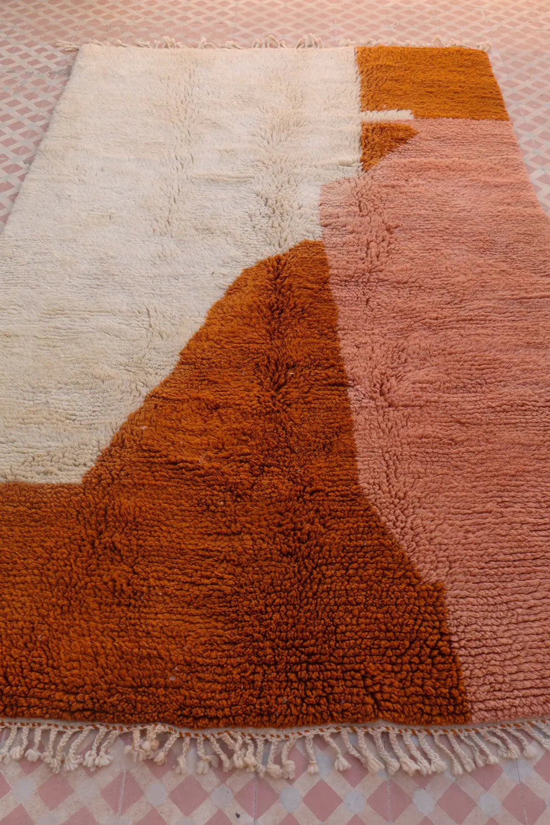 Tapis Berbère coloré Azilal Contemporain Terracotta & Saumon - 245 x 147 cm Néda